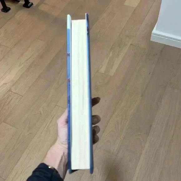 “When I’m Dead” book written by Hannah Morrissey. Hard cover, good condition - Picture 3 of 4